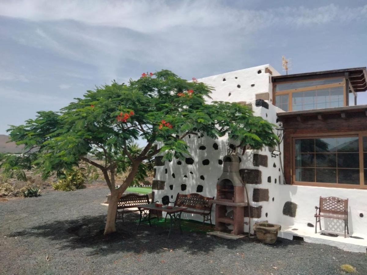 Lanzarote Casa Volcanica-anclada Sobre La Lava Del Volcan Willa Montana Blanca