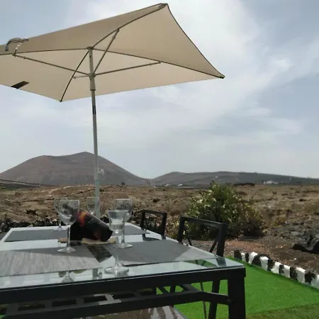 Lanzarote Casa Volcanica-Anclada Sobre La Lava Del Volcan Montana Blanca Exterior photo
