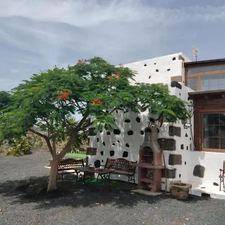 Lanzarote Casa Volcanica-Anclada Sobre La Lava Del Volcan Montana Blanca Exterior photo